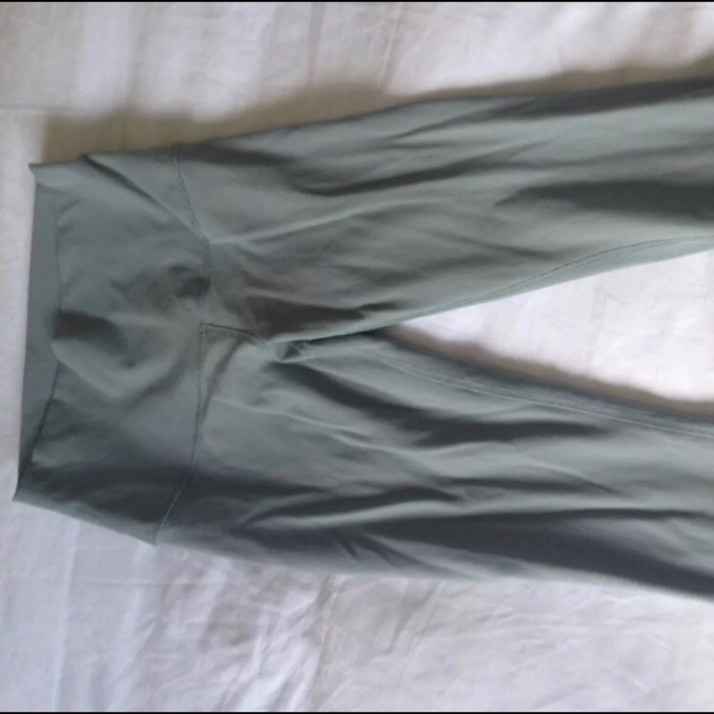 Lululemon crop leggings size 6